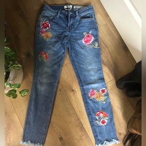 Juniors Indigo Rein Embroidered Ankle Jeans